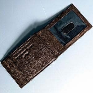 Minimalist ID wallet with magnet catchet